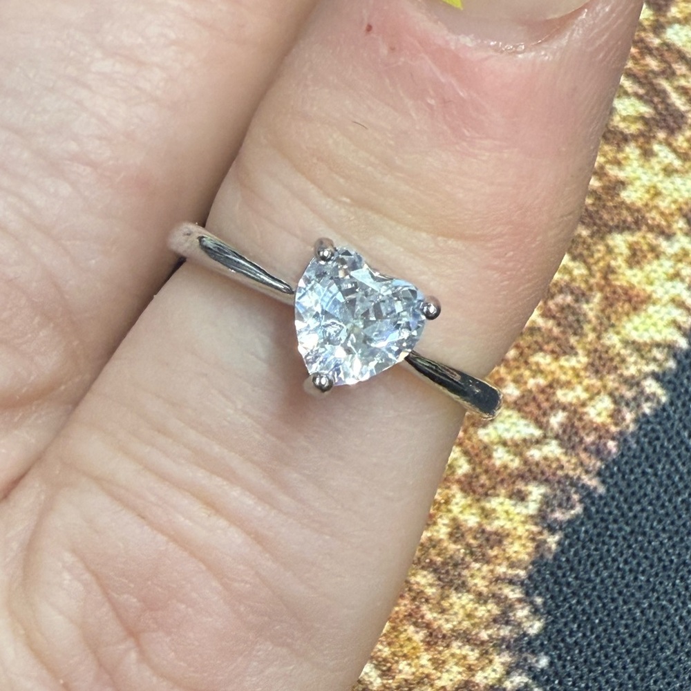 Pretty Bird Silver Heart Gem Ring